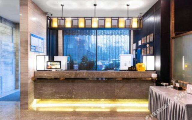 Green Sunshine Holiday Fashion Hotel