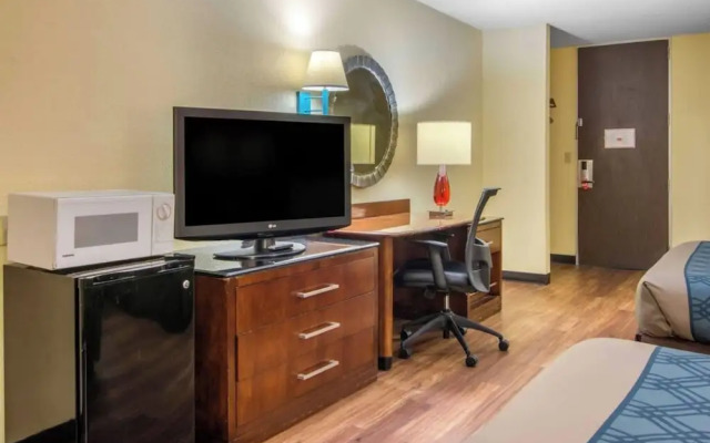 Forsyth Inn & Suites