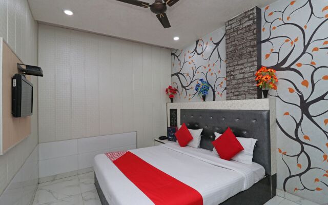 OYO 7885 Hotel Myraa