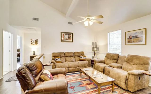 Wine Tours & Antiquing: Townhome Near Dtwn Brenham