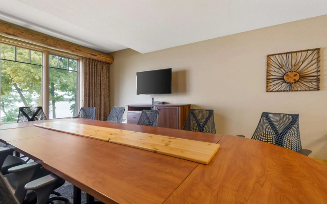 Best Western Premier The Lodge on Lake Detroit