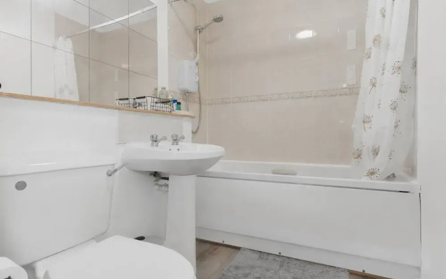 Cozy Edinburgh 2BR With CAR Parking