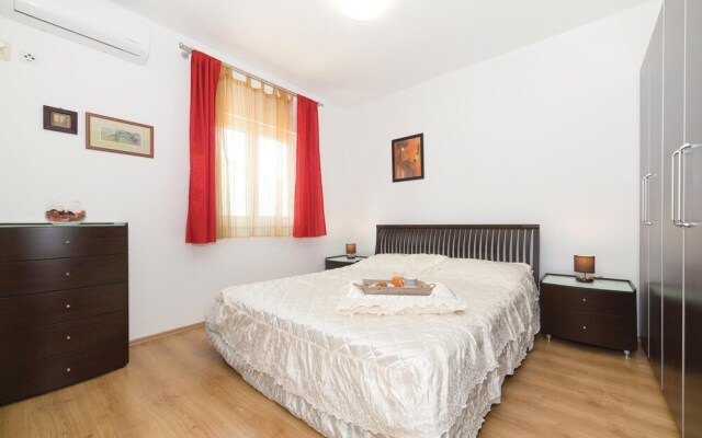 Amazing Home in Kastel Stafilic With Wifi and 3 Bedrooms