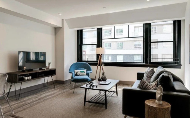 Bright, Cozy & Clean in DTLA w/ Amazing Rooftop!