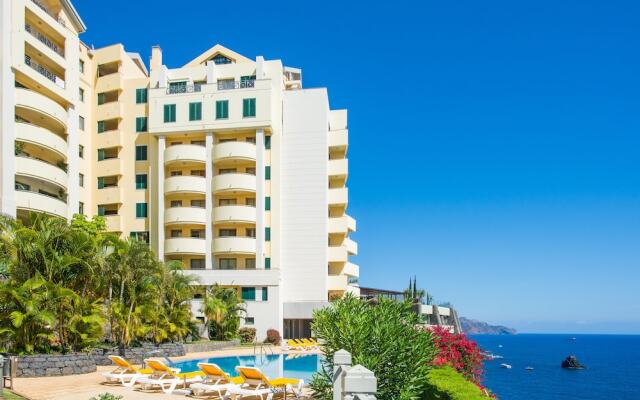 The Cliff Side Apartment by MHM