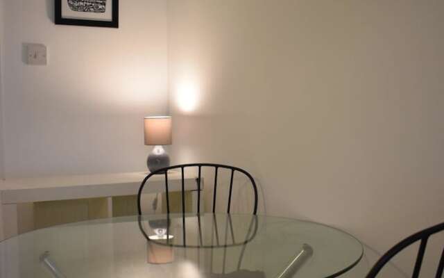 1 Bedroom Flat 5 Minutes Away From Stephens Green