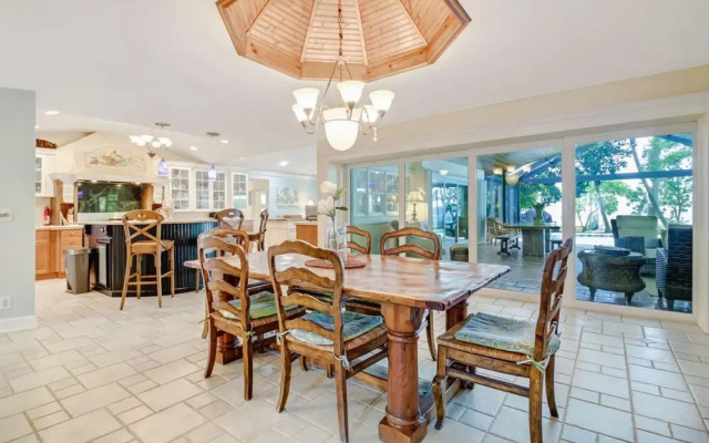 1034 Dolphin Dr