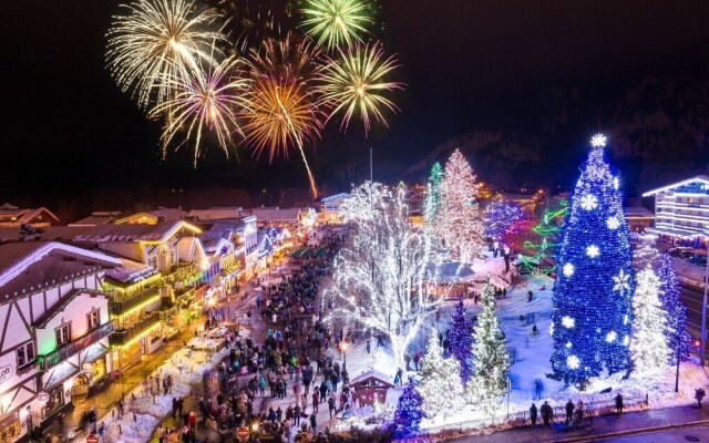 Guten Cabin 3 Bedroom Home by NW Comfy Cabins by RedAwning