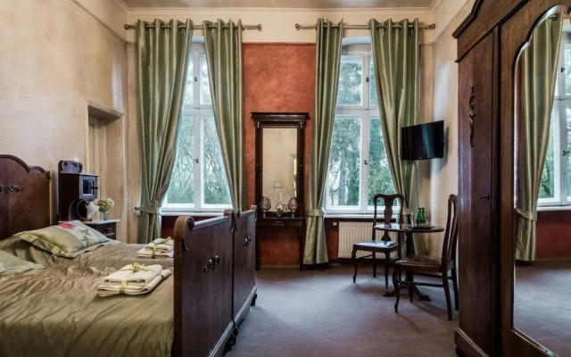 Dwór w Podstolicach