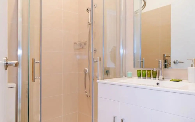 Takapuna Central Spacious & New Home 3