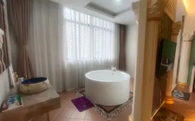 Pingjiang Qihang Theme Hotel