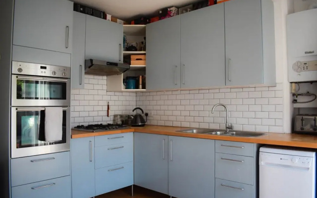 Cosy 1 Bedroom Modern Maisonette with Summertime Balcony