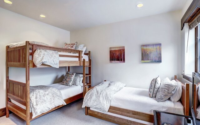 Luxury Mountainside 5BR Chalet in Vail Village by RedAwning