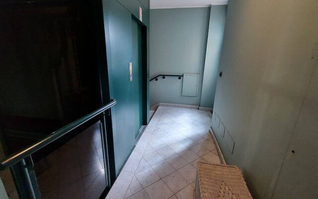 Apartment Near The Metro