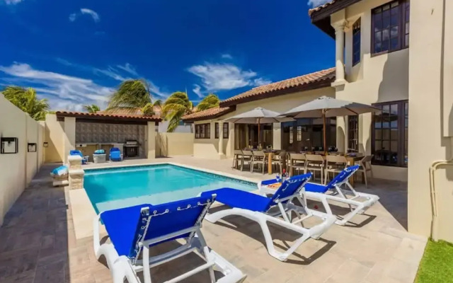 Large 5BR Villa With Private Pool Near Eagle Beach