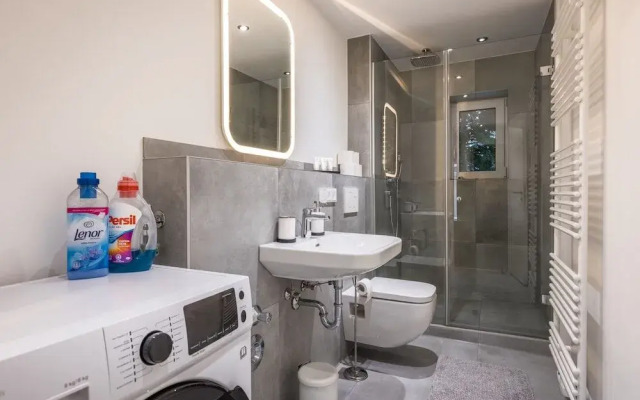 BRIGHT - Augsburg's Biggest - 4BR - Parking - Kitchen