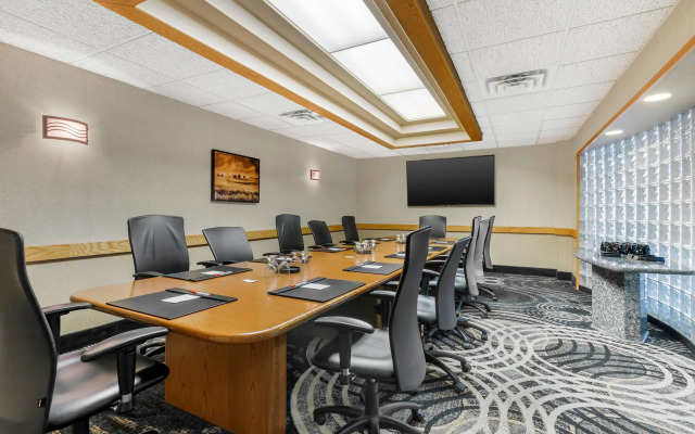 Clarion Hotel & Suites