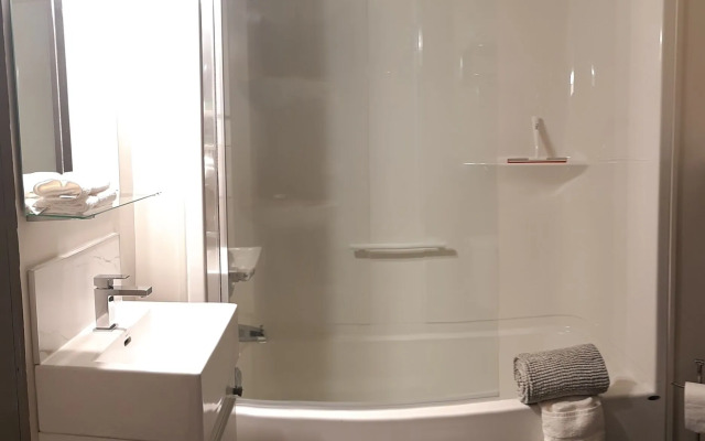 Oberge Inn  Riverside guest room in Val-David village with free parking