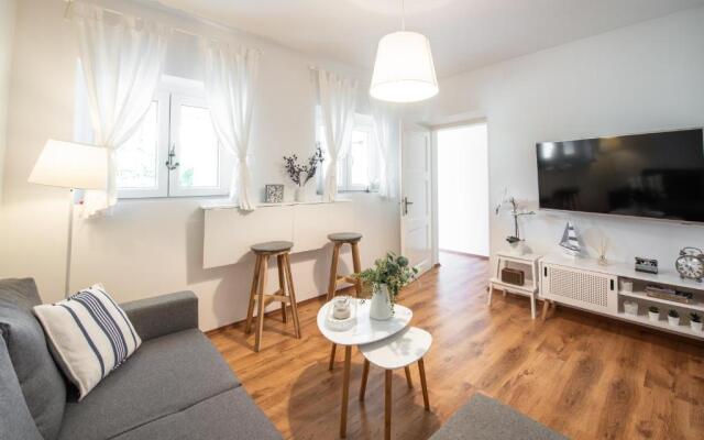 Apartment Near Old Town, FREE Parking & Huge Garden