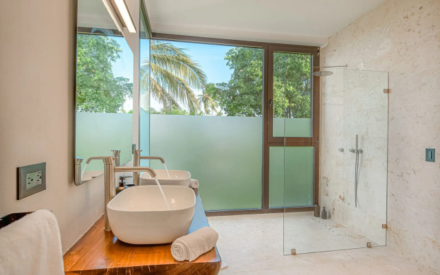 Luxury 10br Beachfront Stunner With Private Pool