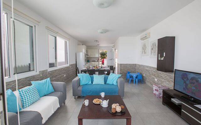 Villa Suri, Luxury Seafront Villa