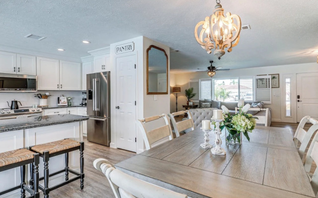 Apollo Beach Oasis: Lanai + Heated Pool!