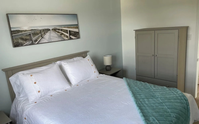 Buoy & Arrow Restaurant and Suites