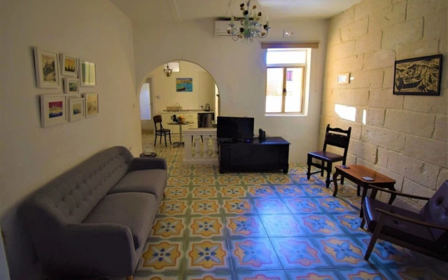 Stylish Maltese Retreat- Stunning Water Views & AC