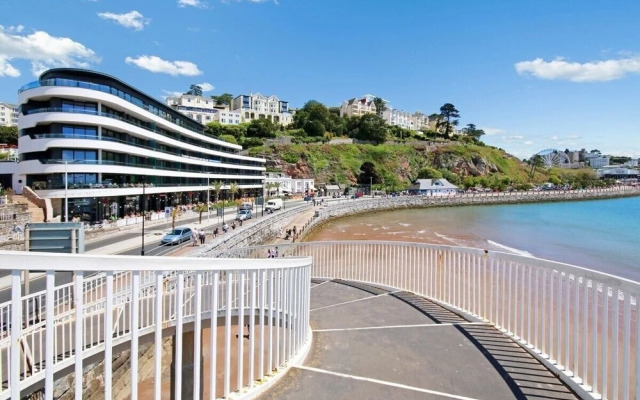 Modern 2 bed Apartment With sea Views