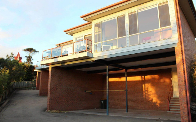 Pacific Heights Holiday Apartments and Munn’s Tower House