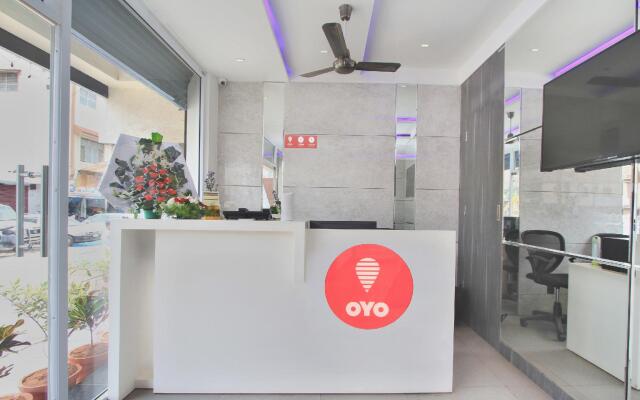 OYO 9605 Hotel Golden Inn