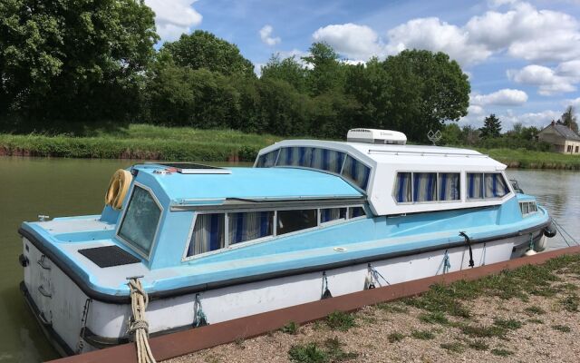 Pleasure Boat Olea With Rise