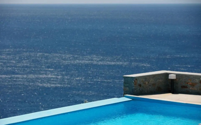 Seafront luxury villa with infinity pool & devine views!