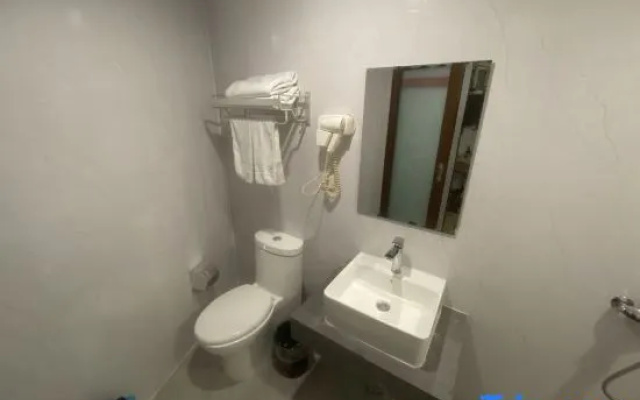 Changhong Hotel (Shanghai Xincun Road Subway Station Tongji Hospital) – Bathroom – Shanghai
