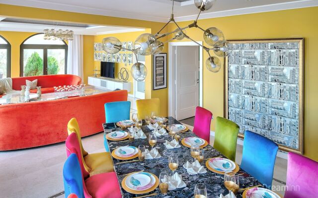 The Palm Jumeirah Villas - Frond E by LUX Holiday Home