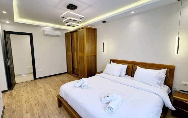 Calm & Classy 2BR - 5 min to Airport