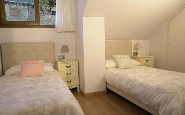 Luminoso ático en Llívia con vistas únicas y jardín