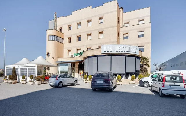 OYO Hotel Restaurante Blanc I Negre 2