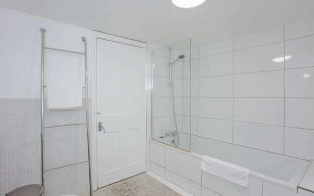 2 Bedroom Flat In Highbury