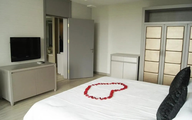 Century Sailboat Apartment Hotel