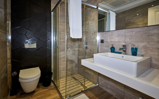 Lara Suite's