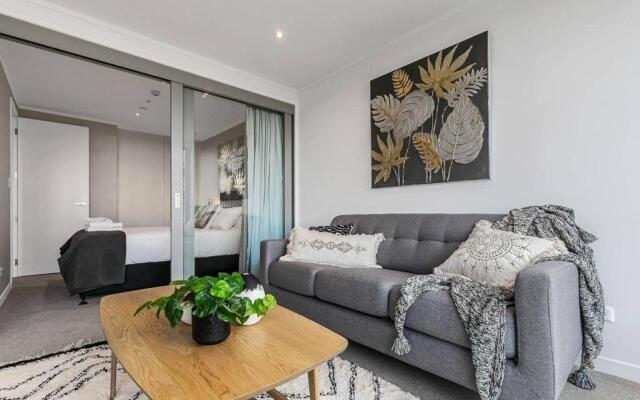Beautifully Modern Brand New Central Apartment