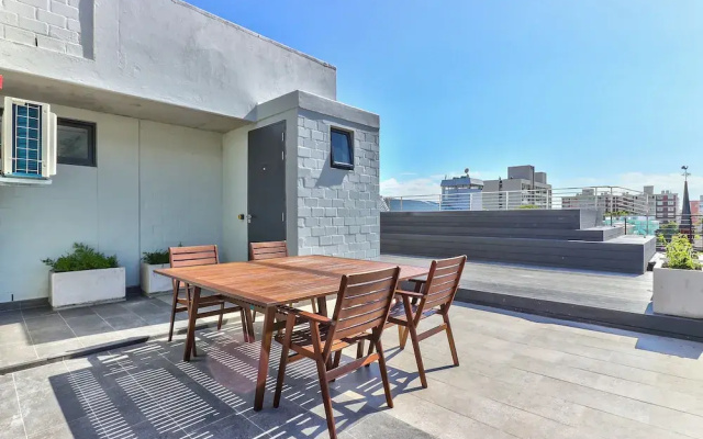 Secure Studio, Sea Point Gem Near Promenade!