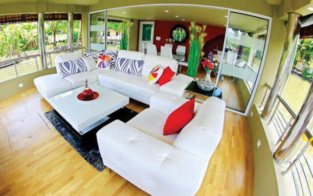 Jim & Paddy Houseboat Cruises