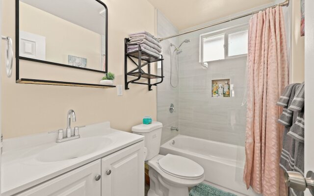 Sunny & Cheerful Near I-10 ~ Queen Beds ~ Parking