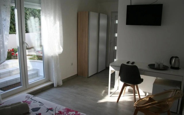 Room with garden