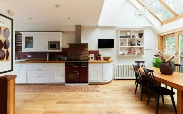 The Hampstead Wonder Spacious 4bdr House With Balcony