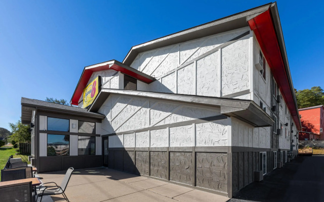 Super 8 by Wyndham Winona MN