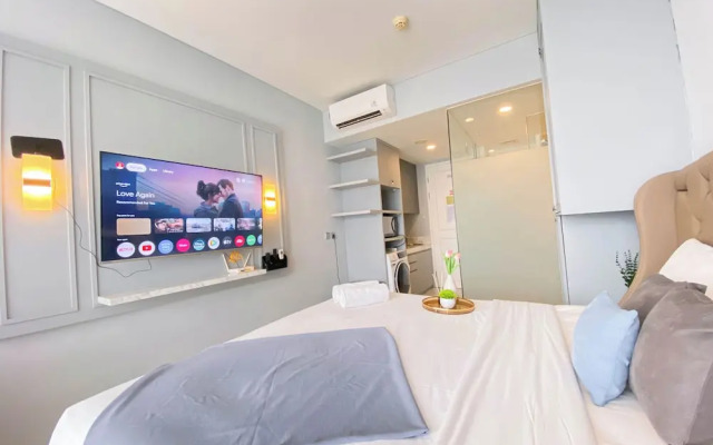 Minimalist and Cozy Studio at Apartment Art Deco