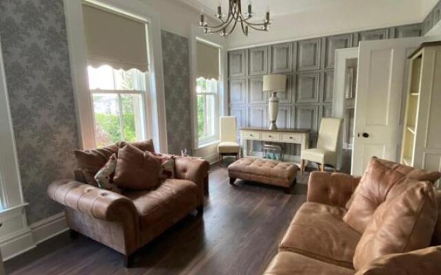 Luxury Lakeside Living Broadview 2 Georgian Town House